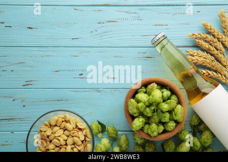 Bier, Nüsse und Hopfen auf grauem Hintergrund. Draufsicht Stockfoto