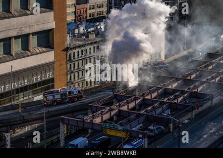 Eine Luftaufnahme der Feuerwehr bei einem Autobrand auf der Queensborough Bridge in New York Stockfoto
