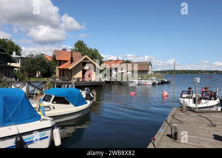 Vaxholm, Schweden - 27. Juli 2023: Traditionelle schwedische Holzhäuser auf der Insel Vaxholmen im Stockholmer Archipel. Schweden Stockfoto