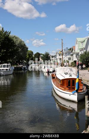 Trosa, Schweden - 29. Juli 2023: Blick auf den Fluss Trosa mit verankerten Sportbooten in der malerischen Küstenstadt Trosa im Södermanland. Schweden. Stockfoto