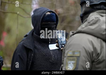 Räuming des Aktivisten-Camps im Fechenheimer Wald 18.01.2023 Frankfurt Räuming des Aktivisten-Camps im Fechenheimer Wald an der Borsigallee.im Bild: Polizisten und Kräfte der Spezialeinheit SEK räumen das Kamp, holen Aktivisten aus Baumhäusern und von Bäumen. Ein Aktivist wird vom SEK erkennungsdienstlich erfasst. Frankfurt Frankfurt Hessen Deutschland *** Räumung des Aktivistenlagers im Fechenheimer Wald 18 01 2023 Frankfurt Räumung des Aktivistenlagers im Fechenheimer Wald auf der Borsigallee auf dem Bild Polizeibeamte und Kräfte der SEK-Sondereinheit räumen das Lager, nehmen Aktivisten aus dem Lager Stockfoto