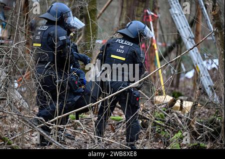 Räuming des Aktivisten-Camps im Fechenheimer Wald 18.01.2023 Frankfurt Räuming des Aktivisten-Camps im Fechenheimer Wald an der Borsigallee.im Bild: Polizisten und Kräfte der Spezialeinheit SEK räumen das Kamp, holen Aktivisten aus Baumhäusern und von Bäumen. Ein Aktivist wird aus dem Wald getragen. Frankfurt Frankfurt Hessen Deutschland *** Räumung des Aktivistenlagers im Fechenheimer Wald 18 01 2023 Frankfurt Räumung des Aktivistenlagers im Fechenheimer Wald auf der Borsigallee im Bild Polizisten und Kräfte der Sondereinheit SEK räumen das Lager, bringen Aktivisten aus Baumhäusern und Stockfoto