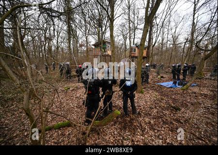 Räuming des Aktivisten-Camps im Fechenheimer Wald 18.01.2023 Frankfurt Räuming des Aktivisten-Camps im Fechenheimer Wald an der Borsigallee.im Bild: Polizisten und Kräfte der Spezialeinheit SEK räumen das Kamp, holen Aktivisten aus Baumhäusern und von Bäumen. Frankfurt Frankfurt Hessen Deutschland *** Räumung des Aktivist-Lagers im Fechenheimer Wald 18 01 2023 Frankfurt Räumung des Aktivist-Lagers im Fechenheimer Wald auf der Borsigallee im Bild Polizeibeamte und Streitkräfte der Sondereinheit SEK räumen das Lager, bringen Sie Aktivisten aus Baumhäusern und aus Bäumen Frankfurt Hessen Ger Stockfoto