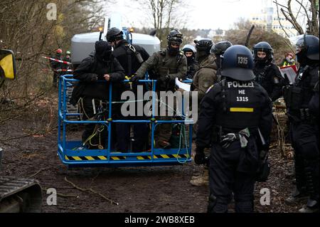 Räuming des Aktivisten-Camps im Fechenheimer Wald 18.01.2023 Frankfurt Räuming des Aktivisten-Camps im Fechenheimer Wald an der Borsigallee.im Bild: Polizisten und Kräfte der Spezialeinheit SEK räumen das Kamp, holen Aktivisten aus Baumhäusern und von Bäumen. Ein Aktivist wird vom SEK erkennungsdienstlich erfasst. Frankfurt Frankfurt Hessen Deutschland *** Räumung des Aktivistenlagers im Fechenheimer Wald 18 01 2023 Frankfurt Räumung des Aktivistenlagers im Fechenheimer Wald auf der Borsigallee auf dem Bild Polizeibeamte und Kräfte der SEK-Sondereinheit räumen das Lager, nehmen Aktivisten aus dem Lager Stockfoto