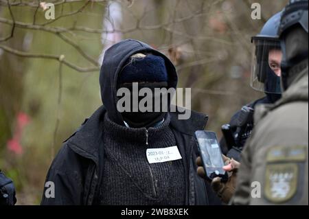 Räuming des Aktivisten-Camps im Fechenheimer Wald 18.01.2023 Frankfurt Räuming des Aktivisten-Camps im Fechenheimer Wald an der Borsigallee.im Bild: Polizisten und Kräfte der Spezialeinheit SEK räumen das Kamp, holen Aktivisten aus Baumhäusern und von Bäumen. Ein Aktivist wird vom SEK erkennungsdienstlich erfasst. Frankfurt Frankfurt Hessen Deutschland *** Räumung des Aktivistenlagers im Fechenheimer Wald 18 01 2023 Frankfurt Räumung des Aktivistenlagers im Fechenheimer Wald auf der Borsigallee auf dem Bild Polizeibeamte und Kräfte der SEK-Sondereinheit räumen das Lager, nehmen Aktivisten aus dem Lager Stockfoto
