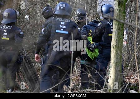 Räuming des Aktivisten-Camps im Fechenheimer Wald 18.01.2023 Frankfurt Räuming des Aktivisten-Camps im Fechenheimer Wald an der Borsigallee.im Bild: Polizisten und Kräfte der Spezialeinheit SEK räumen das Kamp, holen Aktivisten aus Baumhäusern und von Bäumen. Ein Aktivist wird aus dem Wald getragen. Frankfurt Frankfurt Hessen Deutschland *** Räumung des Aktivistenlagers im Fechenheimer Wald 18 01 2023 Frankfurt Räumung des Aktivistenlagers im Fechenheimer Wald auf der Borsigallee im Bild Polizisten und Kräfte der Sondereinheit SEK räumen das Lager, bringen Aktivisten aus Baumhäusern und Stockfoto