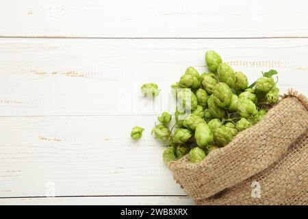 Hüpft in einen Sackleinen auf weißem Hintergrund. Draufsicht Stockfoto