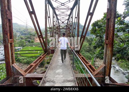 Sungapan alte niederländische Eisenbahnbrücke in Ciwidey, West-Java, Indonesien. Stockfoto