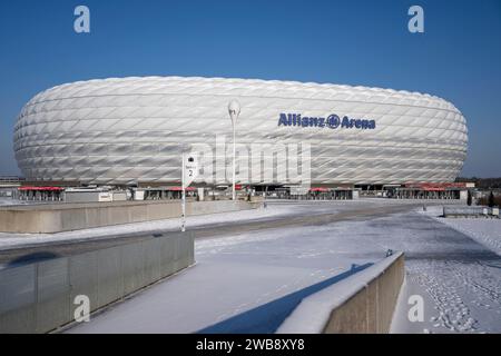 München, Deutschland. Januar 2024. Fußball: Die Allianz Arena, das Stadion des FC Bayern München, fotografiert in München. Franz Beckenbauer starb am Sonntag (07.01.24) im Alter von 78 Jahren. Quelle: Lennart Preiss/dpa/Alamy Live News Stockfoto