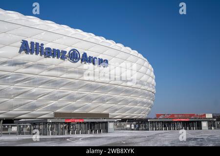 München, Deutschland. Januar 2024. Fußball: Die Allianz Arena, das Stadion des FC Bayern München, fotografiert in München. Franz Beckenbauer starb am Sonntag (07.01.24) im Alter von 78 Jahren. Quelle: Lennart Preiss/dpa/Alamy Live News Stockfoto