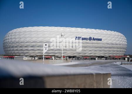 München, Deutschland. Januar 2024. Fußball: Die Allianz Arena, das Stadion des FC Bayern München, fotografiert in München. Franz Beckenbauer starb am Sonntag (07.01.24) im Alter von 78 Jahren. Quelle: Lennart Preiss/dpa/Alamy Live News Stockfoto