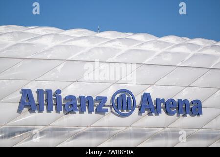 München, Deutschland. Januar 2024. Fußball: Die Allianz Arena, das Stadion des FC Bayern München, fotografiert in München. Franz Beckenbauer starb am Sonntag (07.01.24) im Alter von 78 Jahren. Quelle: Lennart Preiss/dpa/Alamy Live News Stockfoto