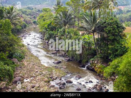 Sungapan alte niederländische Eisenbahnbrücke in Ciwidey, West-Java, Indonesien. Stockfoto