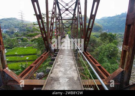 Sungapan alte niederländische Eisenbahnbrücke in Ciwidey, West-Java, Indonesien. Stockfoto