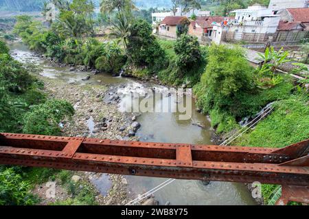 Sungapan alte niederländische Eisenbahnbrücke in Ciwidey, West-Java, Indonesien. Stockfoto