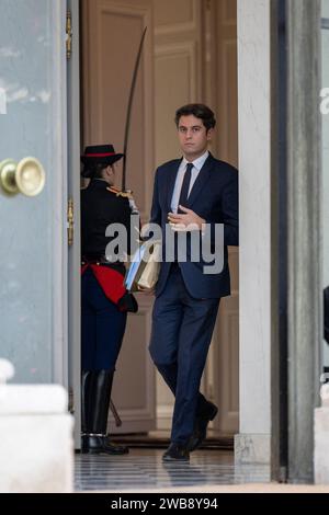 Aktenfoto - Gabriel Attal verlässt nach der wöchentlichen Kabinettssitzung im Elysee-Palast in Paris, Frankreich am 20. Dezember 2023. Der französische Gesetzgeber gab am Dienstag seine endgültige Zustimmung zu einem umstrittenen Gesetz, das die Regeln für Einwanderer verschärft, und Präsident Emmanuel Macron einen politischen Sieg bescherte, der dennoch Risse in seiner Mitte aufdeckte. Das Gesetz, ein Kompromiss zwischen Macrons Partei und der konservativen Opposition, veranschaulicht die Rechtsverschiebung in der Politik in einem großen Teil Europas, da die Regierungen versuchen, den Aufstieg der extremen Rechten abzuwehren, indem sie die Einwanderung härter bekämpfen. - Stockfoto