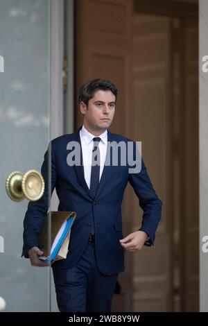 Aktenfoto - Gabriel Attal verlässt nach der wöchentlichen Kabinettssitzung im Elysee-Palast in Paris, Frankreich am 20. Dezember 2023. Der französische Gesetzgeber gab am Dienstag seine endgültige Zustimmung zu einem umstrittenen Gesetz, das die Regeln für Einwanderer verschärft, und Präsident Emmanuel Macron einen politischen Sieg bescherte, der dennoch Risse in seiner Mitte aufdeckte. Das Gesetz, ein Kompromiss zwischen Macrons Partei und der konservativen Opposition, veranschaulicht die Rechtsverschiebung in der Politik in einem großen Teil Europas, da die Regierungen versuchen, den Aufstieg der extremen Rechten abzuwehren, indem sie die Einwanderung härter bekämpfen. - Stockfoto