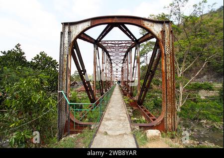 Sungapan alte niederländische Eisenbahnbrücke in Ciwidey, West-Java, Indonesien. Stockfoto