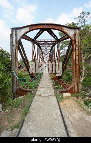 Sungapan alte niederländische Eisenbahnbrücke in Ciwidey, West-Java, Indonesien. Stockfoto