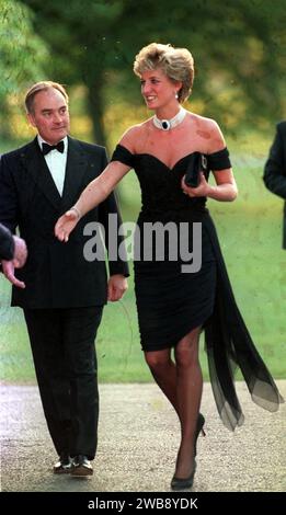 Aktenfoto vom 29. April 06/94 von Diana, Prinzessin von Wales, in einem Kleid aus schwarzem Chiffon mit schwebenden Seitenwänden, von Christina Stamboulian während einer Party in der Serpentine Gallery in London. Eine Reproduktion von Prinzessin Dianas Rachekleid, das Teil der Sammlung von mehr als 450 Kostümen, Sets und Requisiten aus der Netflix-Serie The Crown ist, wird im Bonhams im Zentrum von London gezeigt, bevor sie nächsten Monat versteigert wird. Ausgabedatum: Dienstag, 9. Januar 2024. Stockfoto