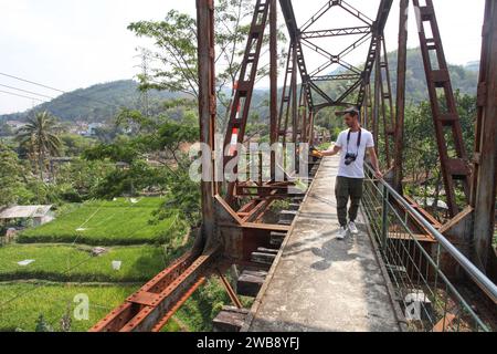 Sungapan alte niederländische Eisenbahnbrücke in Ciwidey, West-Java, Indonesien. Stockfoto