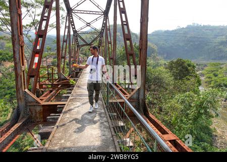 Sungapan alte niederländische Eisenbahnbrücke in Ciwidey, West-Java, Indonesien. Stockfoto