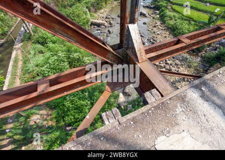 Sungapan alte niederländische Eisenbahnbrücke in Ciwidey, West-Java, Indonesien. Stockfoto