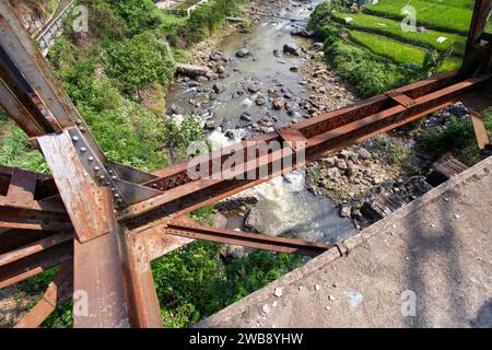 Sungapan alte niederländische Eisenbahnbrücke in Ciwidey, West-Java, Indonesien. Stockfoto