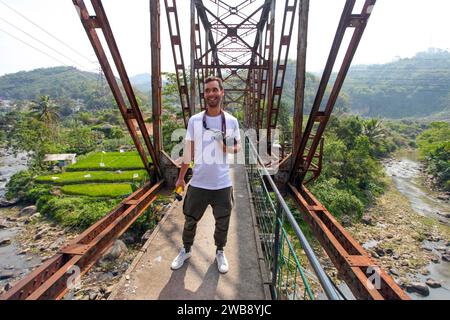 Sungapan alte niederländische Eisenbahnbrücke in Ciwidey, West-Java, Indonesien. Stockfoto