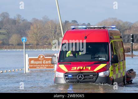 Egham, Surrey, Großbritannien. Januar 2024. Es war ein geschäftiger Morgen für Red Watch vom Surrey Fire and Rescue. Feuerwehrleute waten durch das Hochwasser auf der A308 in Egham in Surrey, nachdem sie zuvor einen Mann und seine Katze aus seinem Hausboot auf der Themse gerettet hatten. Die A308 zwischen Old Windsor, Runnymede und Egham ist aufgrund von Hochwasser aus der Themse gesperrt. Quelle: Maureen McLean/Alamy Live News Stockfoto