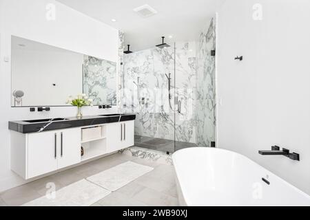 Ein modernes weißes Badezimmer mit luxuriöser Marmorablage und Badewanne Stockfoto