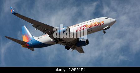 Teneriffa, Spanien, 3. Januar 2024. Boeing 737-85P Jet2 Airlines fliegt am blauen Himmel. Landet am Flughafen Teneriffa Stockfoto