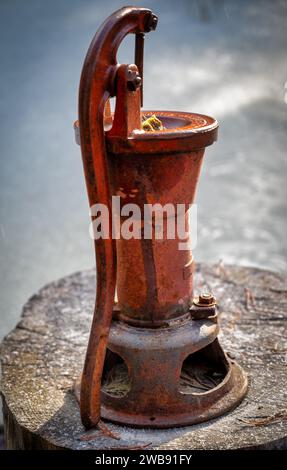 Eine Nahaufnahme einer antiken manuellen Wasserpumpe Stockfoto