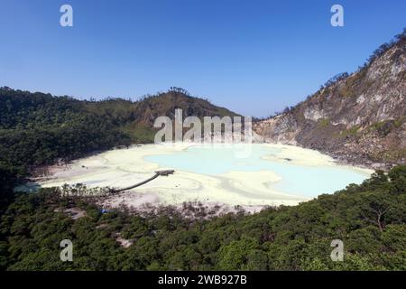 Kawah Putih, auch bekannt als White Crater, ist ein vulkanischer See in der Nähe von Bandung in Ciwidey, West-Java, Indonesien. Stockfoto