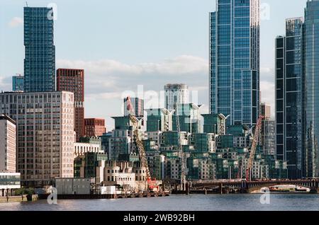 Neue Wohngebäude am Südufer der Themse in Vauxhall, London UK, mit Vauxhall Bridge Stockfoto