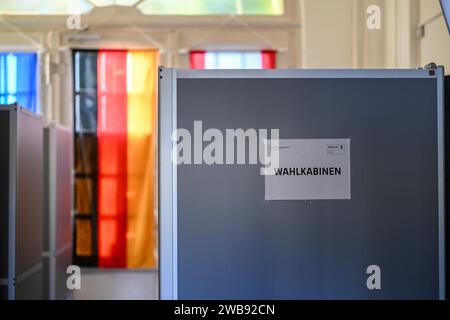 Berlin, Deutschland. Januar 2024. Wahllokale stehen im Wahlamt Reinickendorf zur Verfügung. Am 11. Februar findet die Wiederwahl in Berlin statt. Quelle: Jens Kalaene/dpa/Alamy Live News Stockfoto