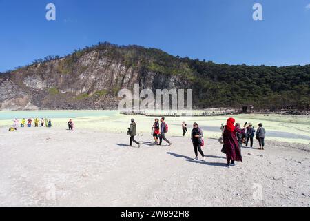 Kawah Putih, auch bekannt als White Crater, ist ein vulkanischer See in der Nähe von Bandung in Ciwidey, West-Java, Indonesien. Stockfoto