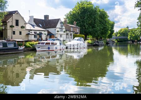 Boote liegen neben dem Fort Saint George Pub am Fluss Cam in Cambridge, England Stockfoto