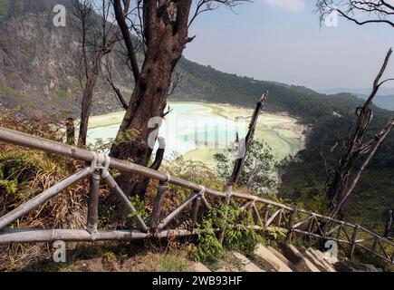 Kawah Putih, auch bekannt als White Crater, ist ein vulkanischer See in der Nähe von Bandung in Ciwidey, West-Java, Indonesien. Stockfoto