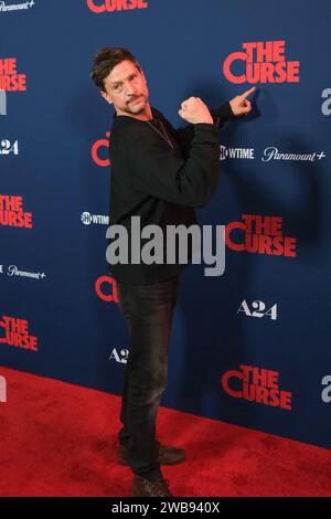 Simon Rex kommt am Montag, den 8. Januar 2024 im Fine Arts Theater in Beverly Hills, KALIFORNIEN, zum Finale der Saison „The Curse“. (Foto: Conor Duffy/SIPA USA) Stockfoto