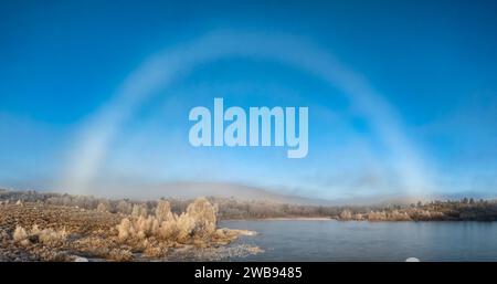 Drumnadrochit, Scottish Highlands, UK. 9. Januar 2024, Scottish Highlands, UK. Ein seltener Nebelbogen über Loch na Bà Ruaidhe an einem sehr kalten Wintermorgen. Quelle: Rob Sutherland/Alamy Live News Stockfoto