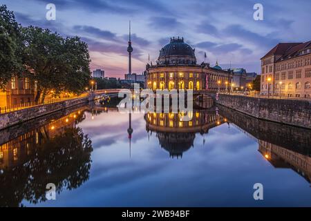 Blick auf die Museumsinsel am Morgen zur blauen Stunde. Historische Gebäude mit Fernsehturm im Stadtzentrum der Hauptstadt Deutschlands. Stockfoto