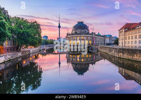 Sonnenaufgang in Berlin. Skyline im Zentrum der Hauptstadt Deutschlands. Historische Gebäude auf der Museumsinsel und Fernsehturm mit Reflexionen Stockfoto