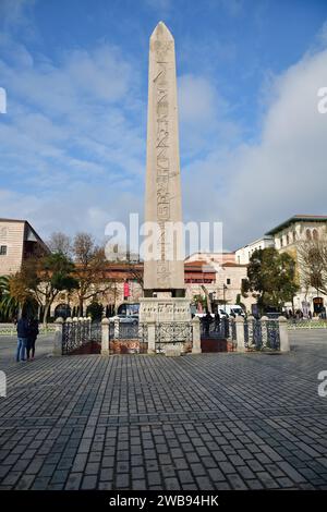 Istanbul, Türkei - 11. Dezember 2023: Der Obelisk von Theodosius ist der altägyptische Obelisk des Pharao Thutmose III. Im Hippodrom von Konstanti Stockfoto