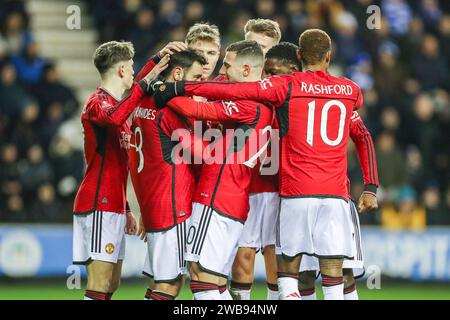 Wigan, Großbritannien. Januar 2024. Manchester United Mittelfeldspieler Bruno Fernandes (8) erzielt ein TOR 2-0 und feiert mit Manchester United Verteidiger Diogo Dalot (20) Manchester United Stürmer Marcus Rashford (10) Manchester United Stürmer Alejandro Garnacho (17) Manchester United Stürmer Rasmus Hojlund (11) Manchester United Mittelfeldspieler Kobbie Mainoo (37) während des Wigan Athletic FC gegen Manchester United FC Emirates FA Cup 3. Runde Spiel im DW Stadium, Wigan, England, Großbritannien am 8. Januar 2024 Credit: Every Second Media/Alamy Live News Stockfoto