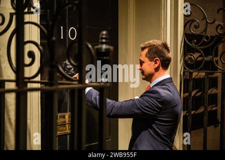 London, Großbritannien. Januar 2024. Die Downing Street-Fassade Nummer 10, die von der Crown's Construction Department geschaffen wurde, einschließlich der schwarz lackierten Tür mit der Gravur „First Lord of the Treasury“, Laterne, Geländer und Schuhkratzer. Schätzung: £20.000-30.000 - Eine Vorschau auf die Crown Auction in Bonhams New Bond Street, London. Mehr als 450 Kostüme, Sets und Requisiten aus der preisgekrönten Serie The Crown, einer Netflix-Show. Sie werden vom 11. Januar bis zum 5. Februar vor der Auktion am Mittwoch, den 7. Februar, kostenlos für die Öffentlichkeit ausgestellt. Guy Bell/Alamy Live News Stockfoto