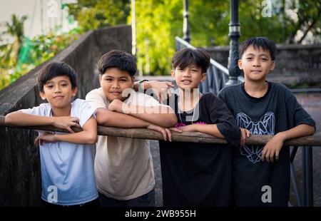 Ein Porträt von asiatischen Jungs, die draußen stehen Stockfoto