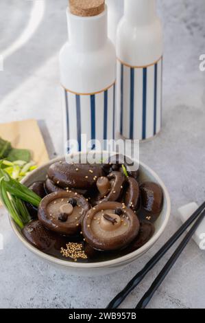 Gekochter Shiitake, mariniert mit Gewürzen aus nächster Nähe. Pilze zum weiteren Kochen vorbereitet. Stockfoto