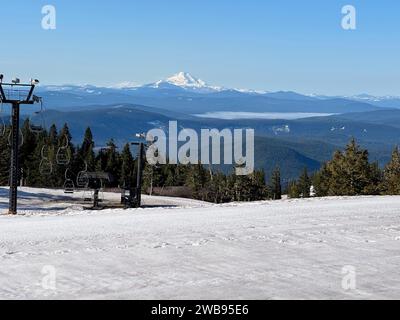 Ein malerisches Bild eines Skilifts vor der Kulisse einer majestätischen Bergkette Stockfoto