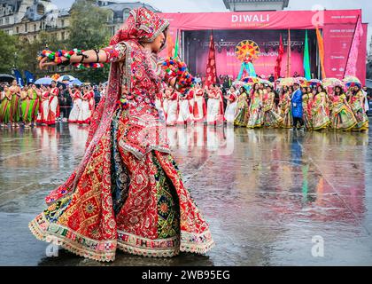 Darsteller einer Gujarati-Tanzgruppe, Diwali Festival am Trafalgar Square anlässlich des Hindu-Neujahrs in London, Großbritannien Stockfoto